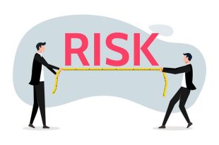 evaluation enquete risques analysent niveau danger potentiel deux hommes affaires mesurent mot risque mesure du risque ponderent symbole risque 185038 854 310x205 - مقابله با بحران‌ها در بازار سرمایه‌گذاری سلامت: راهکارهای مشاوره‌ای